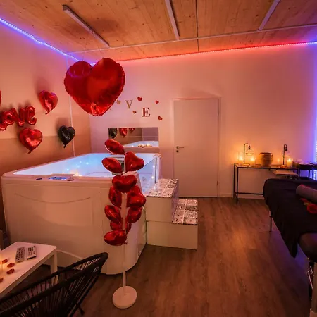 Loveroom & Jacuzzi بيت ضيافة Collombey-Muraz