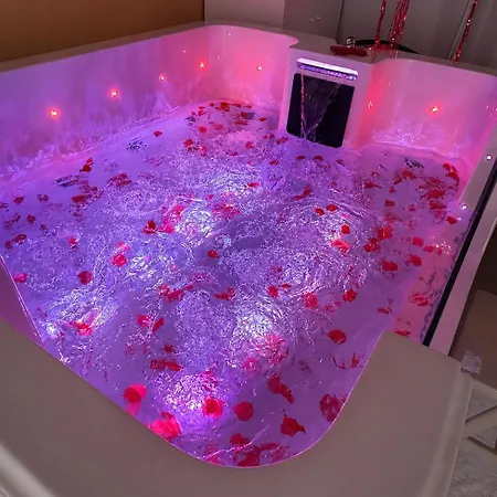 بيت ضيافة Loveroom & Jacuzzi *